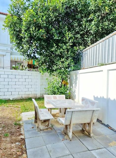 เฟอร์นิเจอร์ครบ 2-3 ห้องนอน ให้เช่าบ้านเดี่ยว 2 ชั้น หัวมุม ทำเลเด่น ใกล้ MRT สัมมากรเพียง 200 ม. รามคำแหง 110-112 บ้านก 8