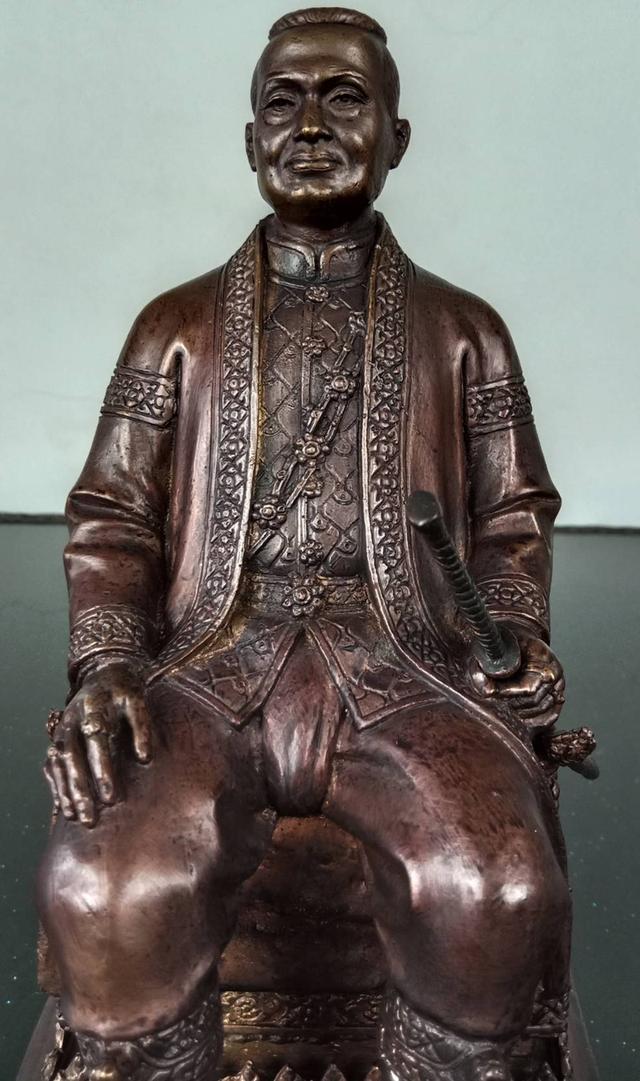 564.พระบรมรูปหล่อในหลวงรัชกาลที่ 3 พระบาทสมเด็จพระปรมาธิวรเสรฐมหาเจษฎาบดินทรฯ พระนั่งเกล้าเจ้าอยู่หัว ทรงประทับบนพระที่นั่งราชยานพุดตานทอง 2