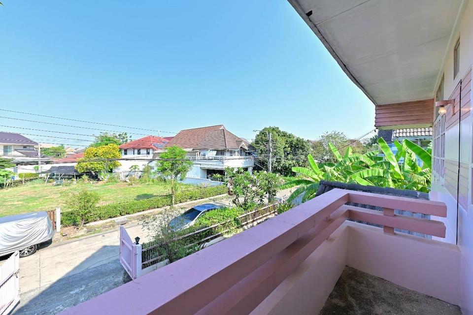 ให้เช่าบ้านเดี่ยว 3 นอน 2 น้ำ พื้นที่ 80 ตรว ใกล้ MRTน้อมเกล้า โรงเรียนเตรียมอุดม เฟอร์ครบ จอดรถ 2 คัน! บ้านหลังใหญ่ บรรยากาศดี เหมาะพักอาศัย 5