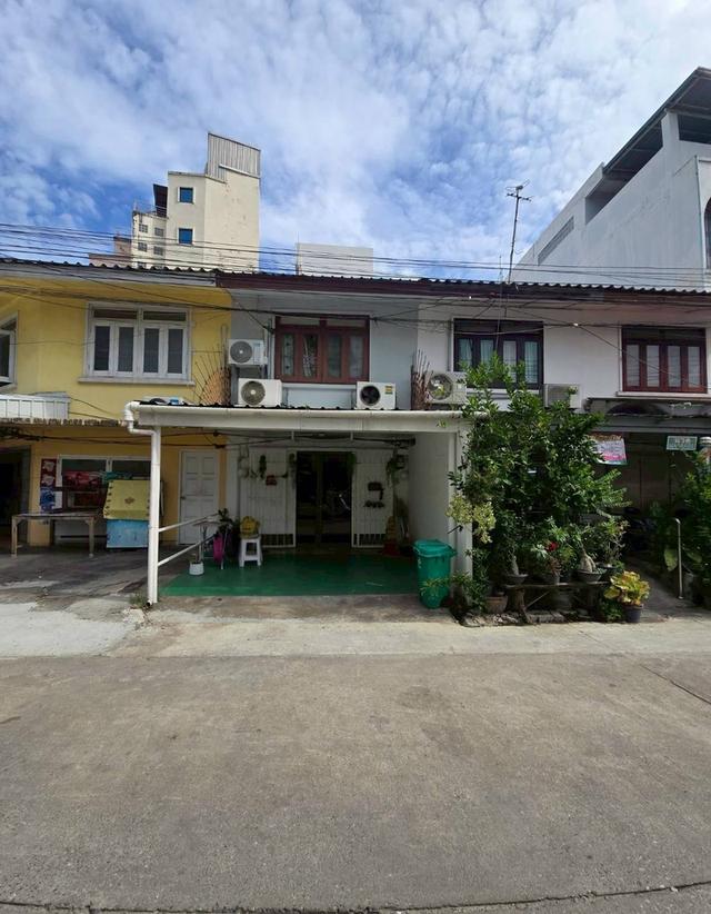 ขายทาวน์เฮ้าส์ 2 ชั้น สุขุมวิท 71 พร้อมผู้เช่า ทำเลสวย น่าลงทุน (N.2240) 1