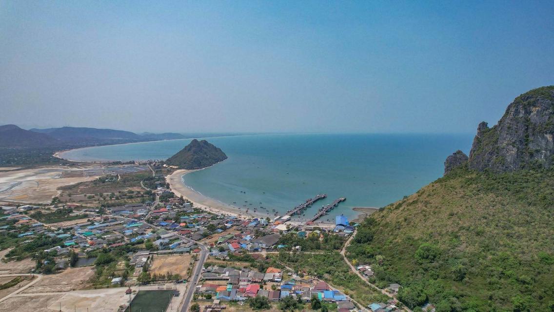 ขายที่ดินติดทะเลประจวบฯ หน้ากว้าง 24 ม. 384 ตร.ว. 35 ล้าน โฉนดครุฑแดง เหมาะทำพูลวิลล่า/คาเฟ่ ใกล้ตลาด/รพ. ซื้อคู่ลดได้ รับ Co-agent 14