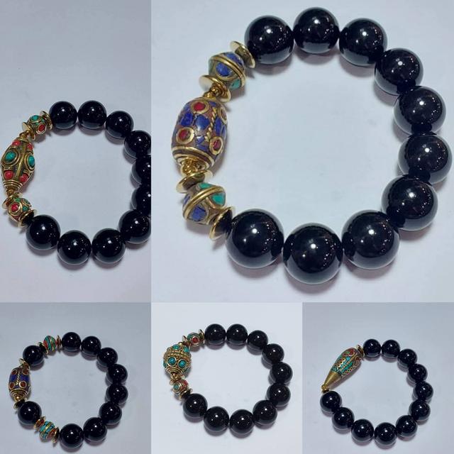 ข้อมือหิน Black onyx 14 mm ลูกปัดเนปาล ยาว 18 cm.