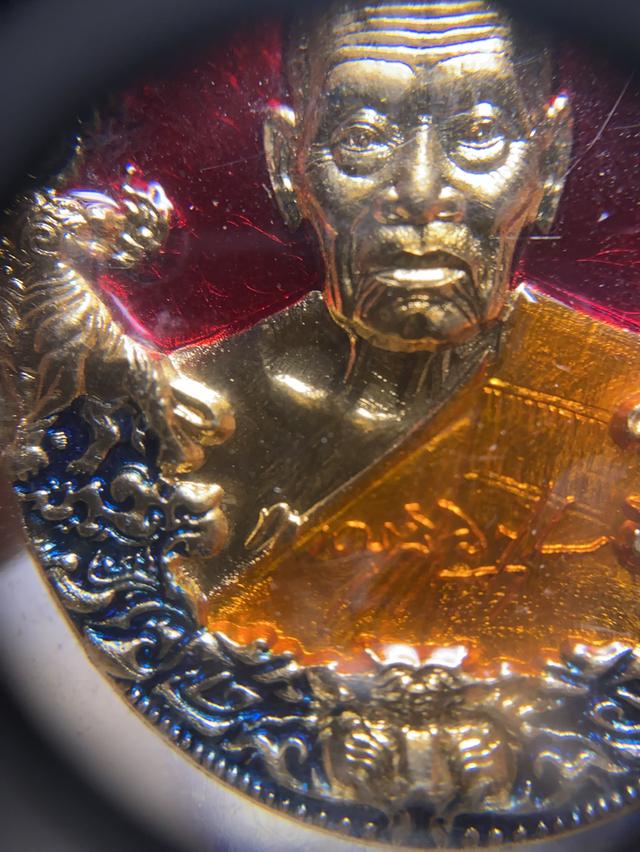 หลวงพ่อพัฒน์ เหรียญ ราชาพยัคฆ์ เนื้อทองสัตตะพื้นแดง ขอบนำ้เงิน ลงยาจีวร No126527 สนใจทักแชท 150 รวมส่ง กล่องครบ รับประกันพระแท้ โทรเบอร์0909940449