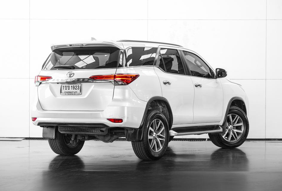2020 TOYOTA FORTUNER 2.4 V 2WD SUV สีขาว เลขไมล์ 118221 กม.