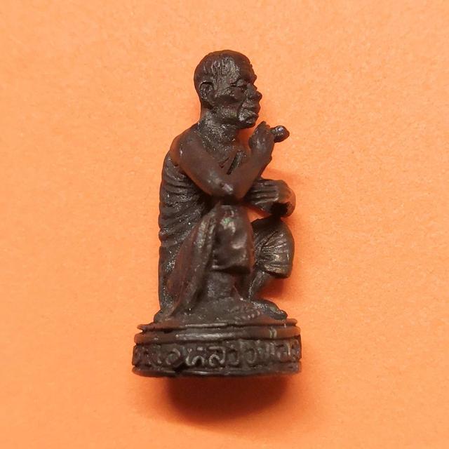 รูปหล่อ หลวงพ่อคูณ วัดบ้านไร่ รุ่นเสาร์ห้า ปี 2536 เนื้อทองแดงรมดำ สูง 2.4 เซน พร้อมกล่องเดิม รูปย่อยที่ 3