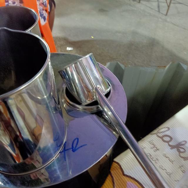 รูป หม้อกาแฟโบราณพร้อมถังชงที่ตักน้ำ 3