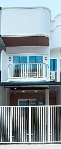 Townhome ขายทาวน์โฮม 2 ชั้น รีโนเวทใหม่ ใกล้ถนนประดิษฐ์มนูธรรม และ MRT ลาดพร้าว 71 17 ตร.ว. 2 น 2 น้ำ 1 จอดรถ ราคา 3.99  1