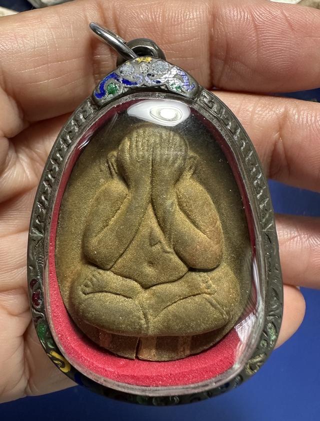 พระปิดตาเนื้อผง ตลับเก่าลงยา