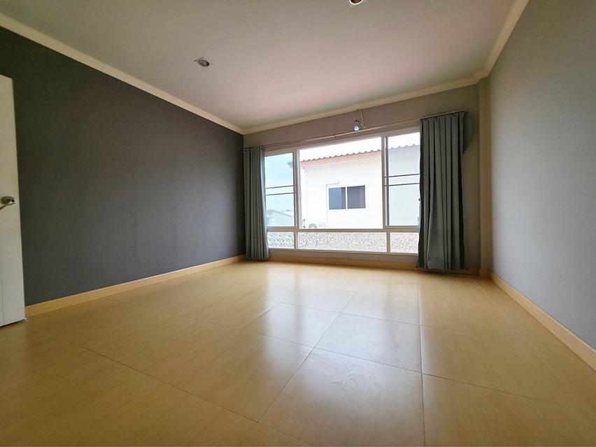 หมู่บ้านรัชธานี 10 ซอยคู้บอน 27 เขตบางเขน ทาวน์เฮ้าส์ 3 ชั้น แปลงมุม ติดสวน 49 ตร.วา 3 นอน 4 น้ำ 8