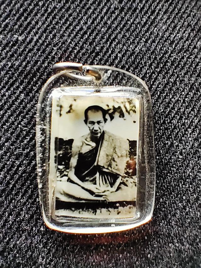 รูปถ่ายหลวงพ่อเกษมหลังตรายางสายสิญจน์เสก 1