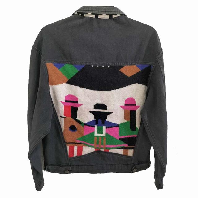 ครอปยีนส์ สีดำซีด(ไม่เข้มมาก) คอปกเท่ ๆ ด้านหลังงานไหมพรม ราคาดีเว่อร์ มีกระเป๋าอก+ข้าง ผ้านุ่มใส่สบาย พร้อมส่ง ไม่ต้องรอ