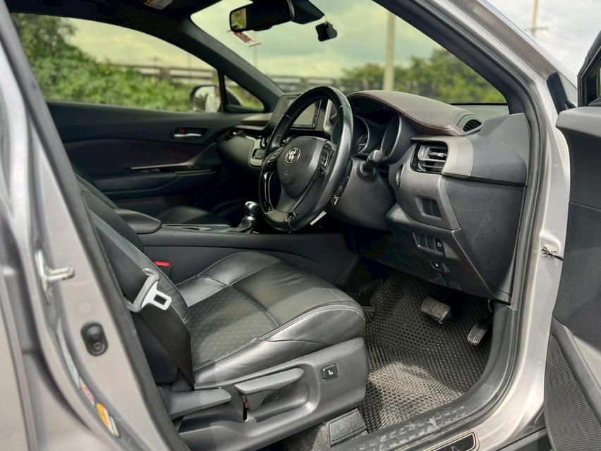 Toyota C-HR Hybrid  HV  TOP  ปี 2018  สีเทา ออโต้  สภาพเยี่ยม ป้ายแดง มือเดียว 18