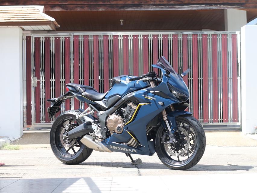 Honda CBR 650R สวยใสเริ่มต้นฟรีดาวน์