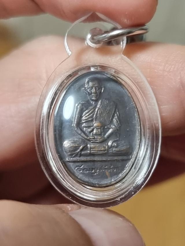 เหรียญลายเซ็นหลวงปู่ดู่ พรหมปัญโญ วัดสะแก อยุธยา ปี2529 คัดเนื้อคัดผิวสวยเลี่ยมกันน้ำ พร้อมขึ้นคอบูชา เปิด 4,500 บาท