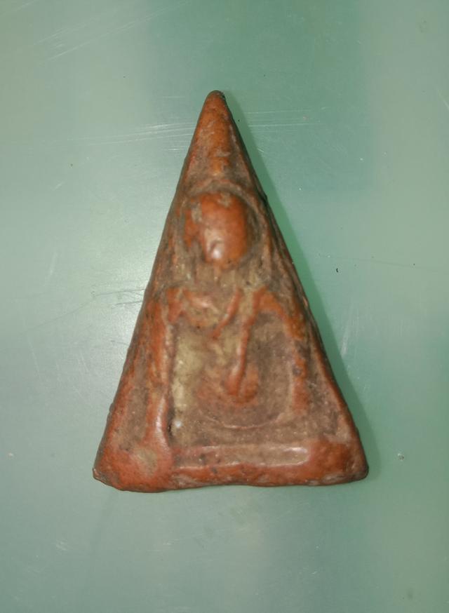 สมเด็จนางพญา พิมพ์เข่าตรง