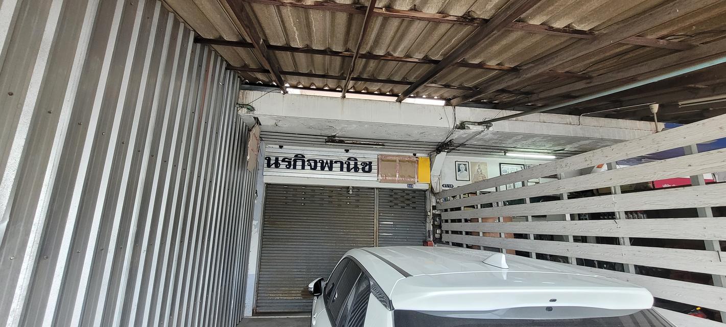 ตึกแถว 2 ชั้นพร้อมชั้นลอย 2 ห้องนอน เนื้อที่ 28 ตร.วา  ติดถนน 2 ด้าน ด้านหน้าติดถนน 6 เลนส์ 2