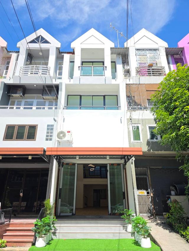 อาคารพาณิชย์ 3 ชั้น ทำเลทอง "รามคำแหง 180"