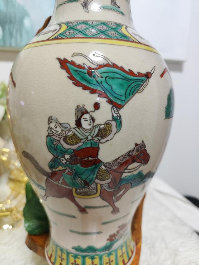 แจกันกระเบื้องเคลือบแตกลายงาแบบจีน (Chinese Crackle Glaze Porcelain Vase) ที่ตกแต่งด้วยลวดลาย นักรบโบราณ (Warrior Scene) รูปที่ 8