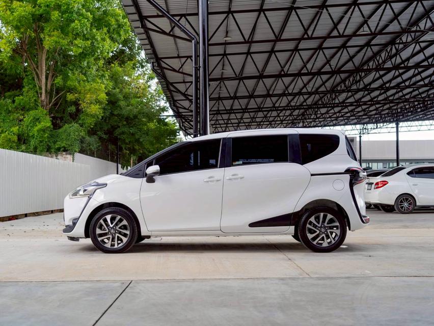 TOYOTA SIENTA 1.5V ปีจด 2017  4