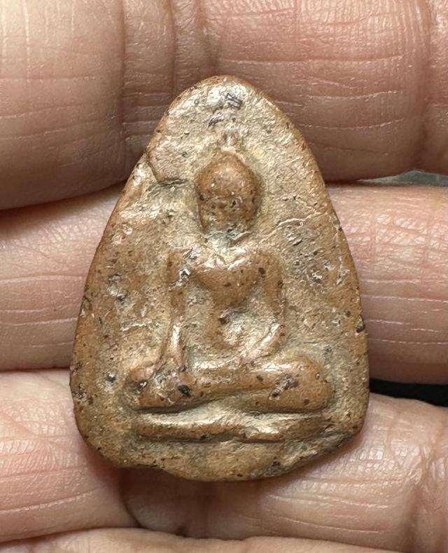 พระนางกำแพงกลีบบัว เนื้อละเอียด มีแร่ดอกมะขาม