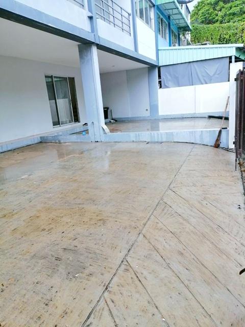 บ้านใหม่ กว้างใหญ่ รร.โชคชัยหทัยราษฏร์ 700 ม.ให้เช่าทาวน์โฮม 3 ชั้น 2 คูหา 6 นอน 6 น้ำ