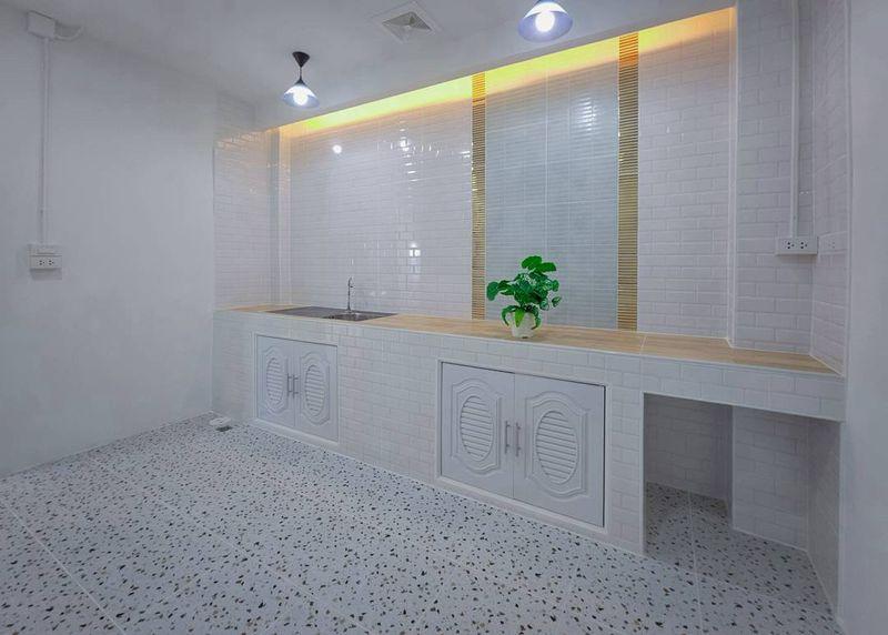 หมู่บ้านบัวทองธานีพาร์ค  (ตรงข้ามสมบัติบุรี) นนทบุรีทาวน์เฮาส์ 2 ชั้น หลังมุมใน  มีพื้นที่ระเบียงนั่งพักผ่อนหรือจัดสวนเล็กๆ ได้ ตกแต่งใหม่พร้อมอยู่ 9