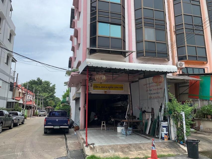 อาคารพาณิชย์ รามอินทรา 40 แยก 8 อาคารริมสุด 18 ตร.ว. อาคาร 5 ชั้น 4 นอน 3 ห้องน้ำ สามารถจอดรถได้ 2-3 คัน ต้นซอย 2