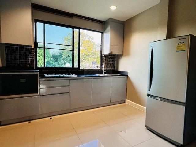 ให้เช่าบ้านเดี่ยว 2 ชั้นสไตล์รีสอร์ต ริมน้ำ 70 ตรว. 3 ห้องนอน (มีห้องนอนล่าง) หมู่บ้านมณียา เลียบทางด่วนรามอินทรา 6