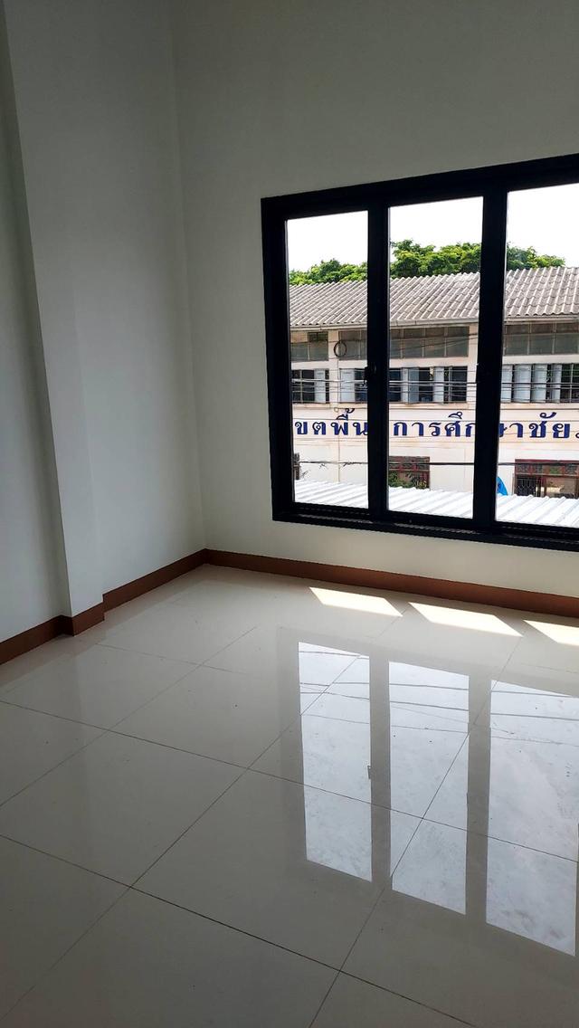 อาคารพาณิชย์ 2 ชั้น  ด้านหน้ากว้าง 2 คูหา  2 ห้องนอน 3 ห้องน้ำ 1 ห้องครัว 11