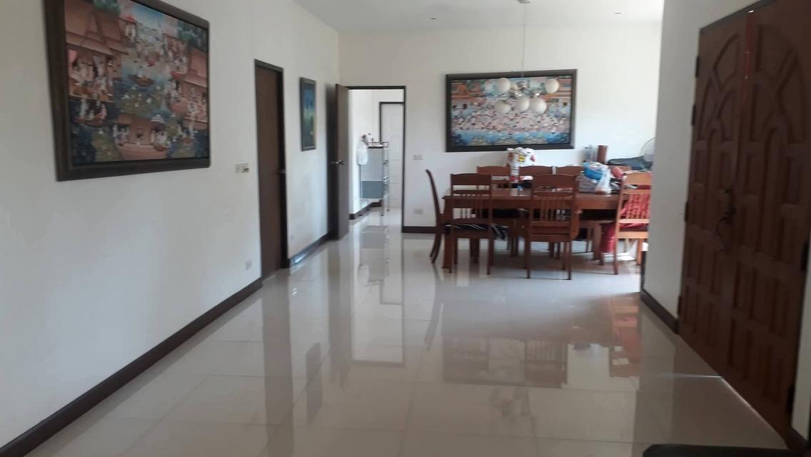 Vายบ้านหลังใหญ่ตำบลหนองระเวียงอำเภอเมืองนครราชสีม  1 ไร่ 1 งาน 81 ตรว. ติดถนนสาธารณะ2ด้าน 4