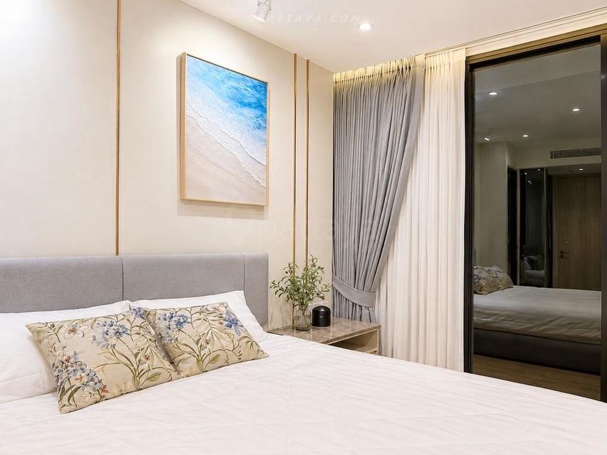 Special price for a luxury beachfront condo at Arom Wongamat, North Pattaya. Fully furnished unit with sea view, located on the 10th floor 3