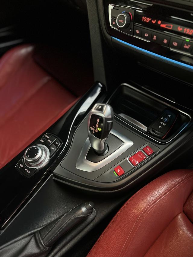 BMW 320i Sport 7