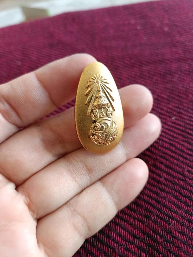 เข็มกลัด ภปร แบบประกบสองชิ้นเนื้อกะหลั่ยทอง ขนาดสูง 3.5 ซม. รูปย่อยที่ 4