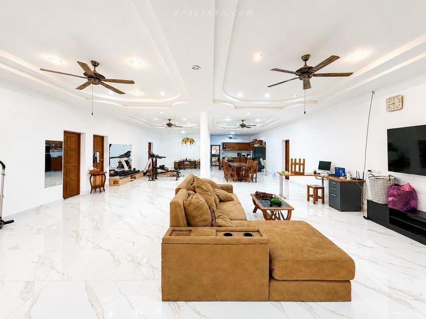 Urgent Sale — Detached House with Large Land in Huai Yai, PattayaDetached house with large land plot for urgent sale in Huai Yai. 11