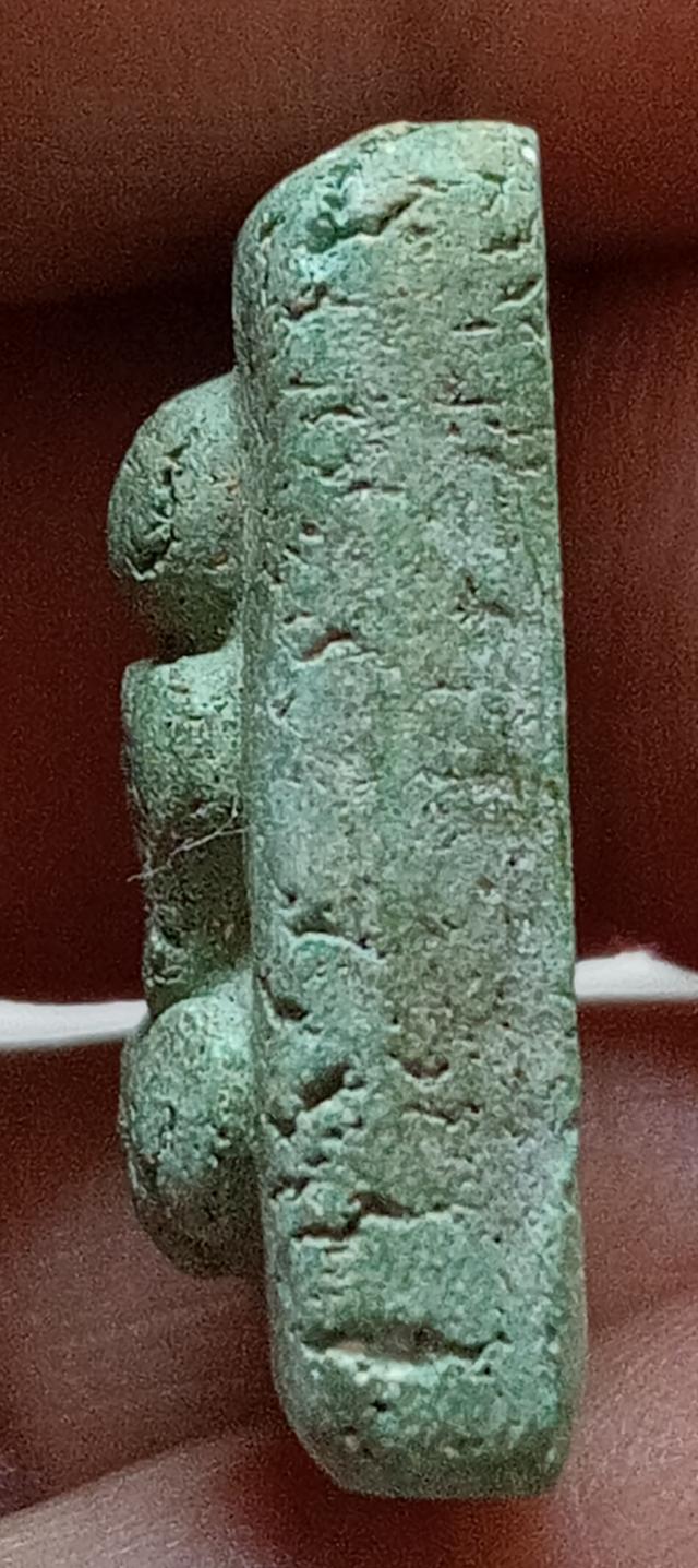 พระปิดตาผงกระดูกผีวัดโพธิ์ท่าเตียนพิมพ์สี่เหลี่ยมหลังเรียบปี2485