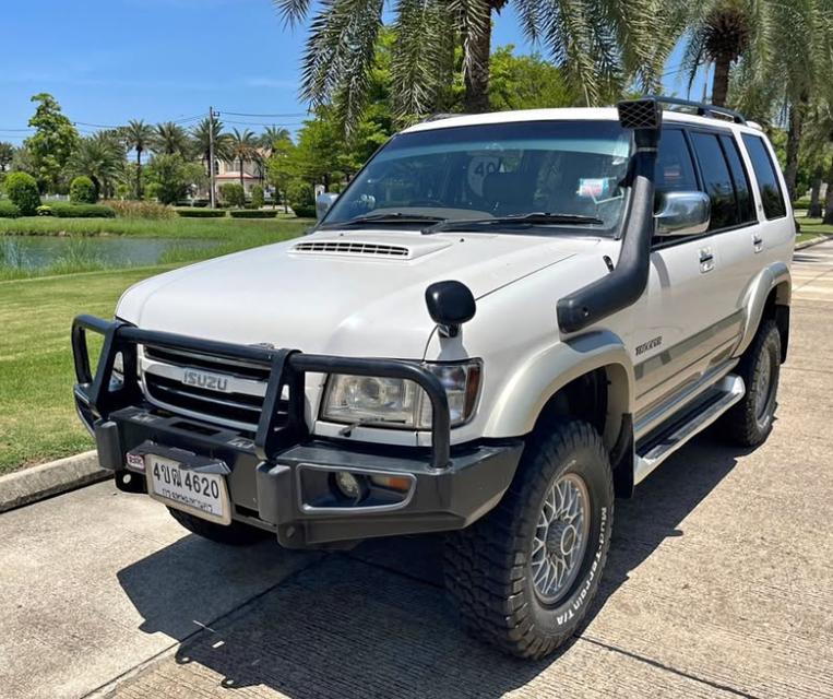 Isuzu Trooper สีขาวเท่ๆ