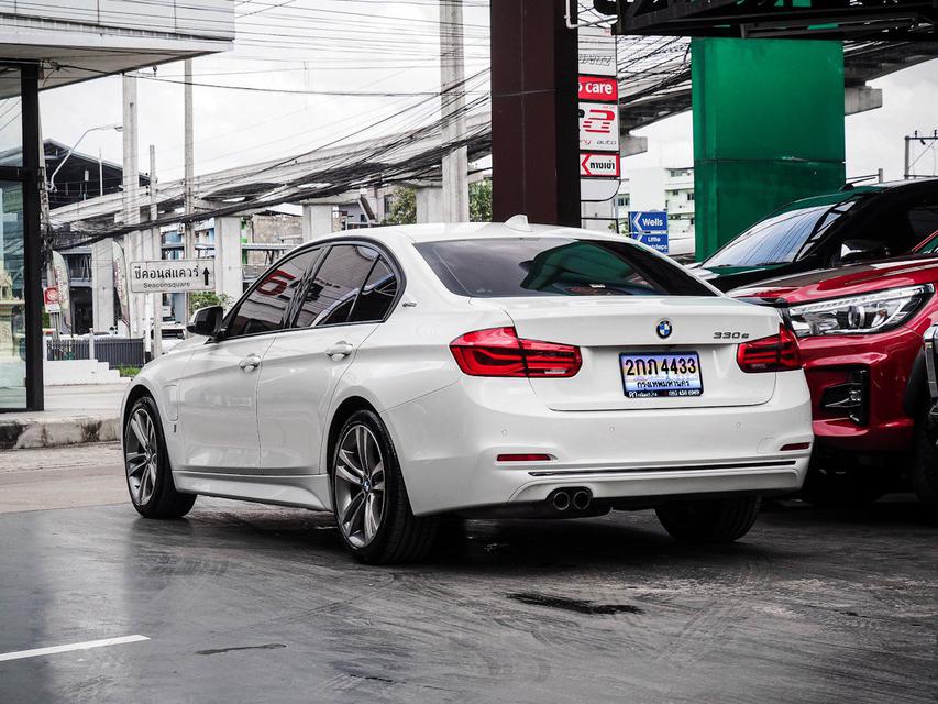 BMW Series 3 330e Luxury ปี 2019 สีขาว 4