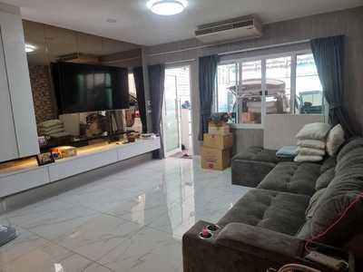 บ้านให้เช่าสุทธิสาร 4ห้องนอน ใกล้ใต้ดินสุทธิสาร500เมตร จอดรถในบ้านได้2คัน มีเฟอร์นิเจอร์
