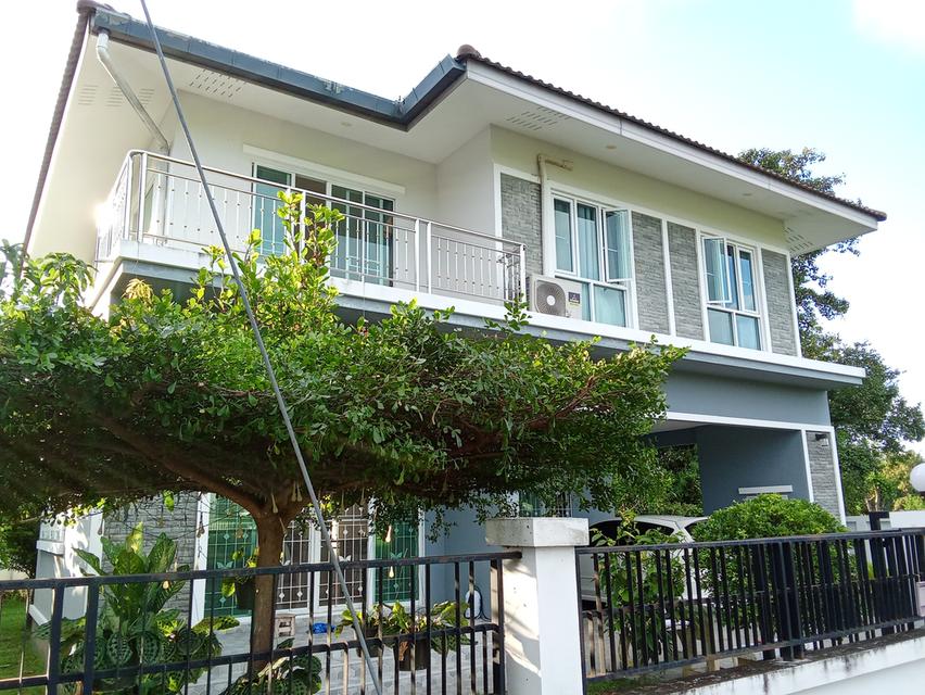 บ้านหรู 2 ชั้น สไตล์โมเดิร์น ใกล้ตลาดเจริญเจริญ ราคา3.95ล้านบาท