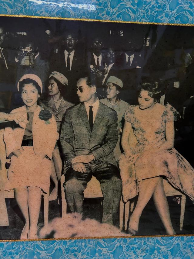 ภาพเก่าในหลวงและพระราชินี รัชกาลที่ 9 ถ่ายคู่กับเอลวิส เพรสลีย์ ปี 2503 ถ่าย ณโรงถ่าย paramount พร้อมกรอบไม้เดิม 6