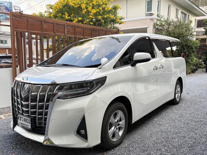 สวยจัด สภาพป้ายแดง! รถบ้านมือเดียว ไมล์น้อย 10,xxx กม. เจ้าของขายเอง  Toyota ALPHARD 30 Hybrid X E-four สีขาว ปี 2023 รูปที่ 2