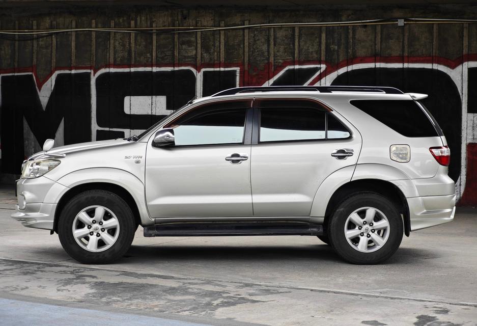 Toyota Fortuner 2.7 V 2wd auto ปีคศ. 2011  3