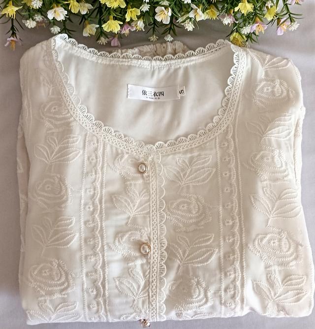 เสื้อสีครีมลายดอกไม้ แขนยาว
