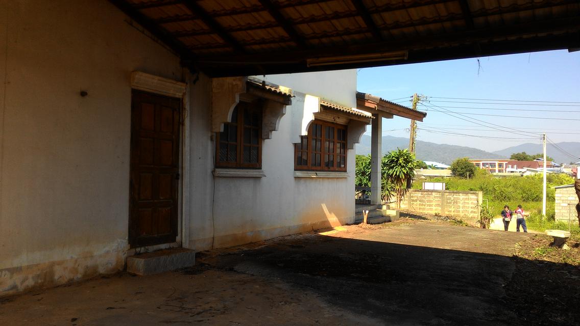 บ้านติดมหาวิทยาลัยราชภัฏเชียงราย 200 เมตรปากทางมหาวิทยาลัยราชภัฏ 50 เมตรถนนพหลโยธินบ้าน 4 ห้องนอน 2 ห้องน้ำ 1 ห้องครัว 2 ที่จอดรถ ขายถูกๆเจ้าของขายเอง 6