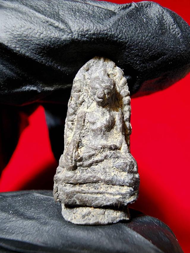 พระรอด กรุมหาวัน เนื้อดินเผาสีดำ