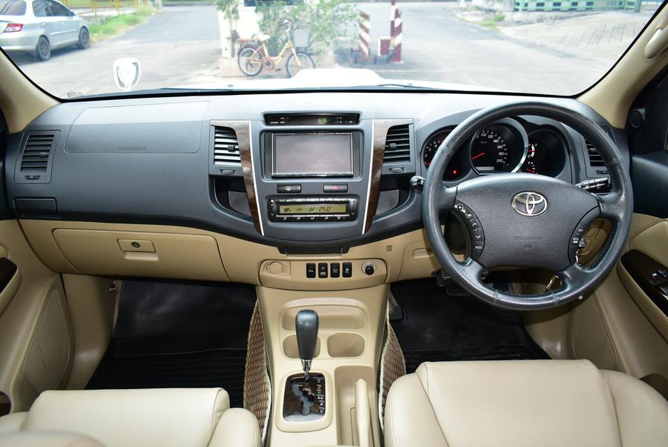 Toyota Fortuner 3.0 V SUV  ขับ 2  ปี 2010  สีขาว 2