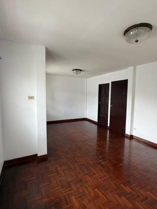 ให้เช่าทาวน์เฮ้าส์ 2 ชั้น ถนนนวลจันทร์ซอย 27 เขตบึงกุ่ม เนื้อที่ 28 ตรว 115 ตรม 8