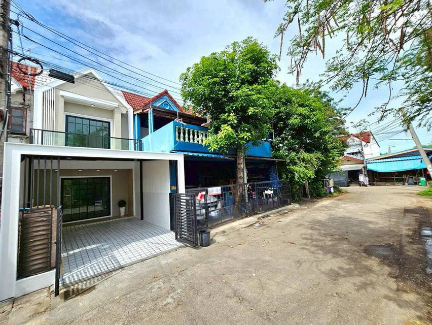 หมู่บ้านเต็มรัก ซอยวัดลาดปลาดุกทาวน์เฮาส์ 2 ชั้น ตกแต่งใหม่พร้อมอยู่ มีระเบียงหน้าบ้าน พร้อมของตกแต่ง 4