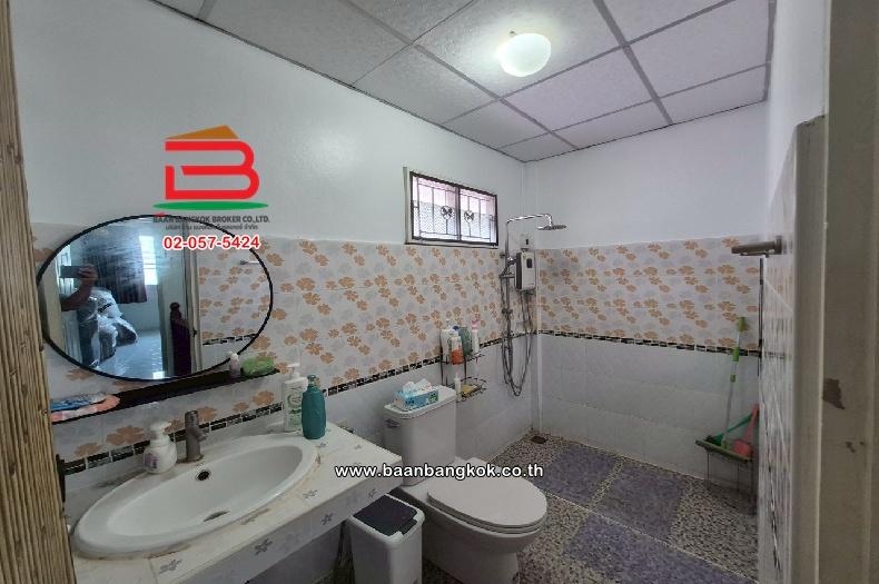  ทาวน์เฮาส์ หมู่บ้าน บัวทองธานี พาร์ค เนื้อที่ 21 ตรว. ตรงข้ามตลาดสมบัตรบุรี ถนนกาญจนาภิเษก ตำบลบางบัวทอง อำเภอบางบัวทอง จังหวัดนนทบุรี 10