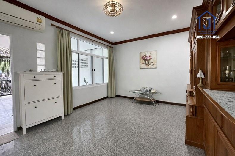 ขายทาวน์โฮม 2 ชั้น หมู่บ้านอยู่เจริญ หลังมุม ซอยอินทามระ 41 ใกล้MRT สุทธิสาร 4